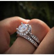 Model Cincin Emas Putih Simple Tapi Mewah 2024